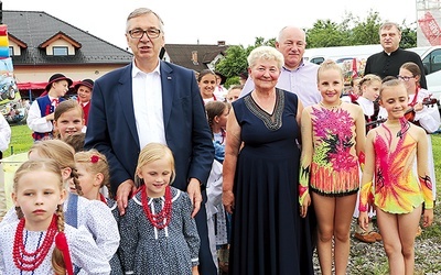 Z najmłodszymi artystami: (od lewej) Stanisław Szwed, Jadwiga Jakubiec, Andrzej Kalata, starosta żywiecki,  i ks. Jan Kudłacik.