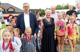 Z najmłodszymi artystami: (od lewej) Stanisław Szwed, Jadwiga Jakubiec, Andrzej Kalata, starosta żywiecki,  i ks. Jan Kudłacik.