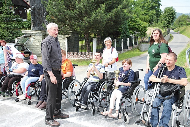 Uczestnicy imprezy u stóp wzgórza.