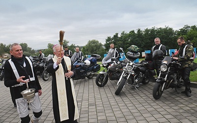 ▲	Uczestników rajdu przed drogą pobłogosławił abp Marek Jędraszewski.