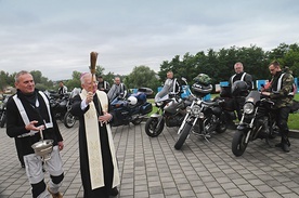 ▲	Uczestników rajdu przed drogą pobłogosławił abp Marek Jędraszewski.
