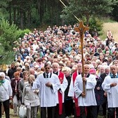 ►	W nabożeństwie uczestniczyła rzesza wiernych.