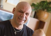 Bogdan Krzak (na zdjęciu z wnukiem) jest terapeutą pracującym z młodzieżą.