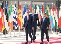 Premier Mateusz Morawiecki, przedstawiciel RP przy UE Andrzej Sadoś i wiceminister spraw zagranicznych Konrad Szymański w drodze na obrady szczytu UE w Brukseli.