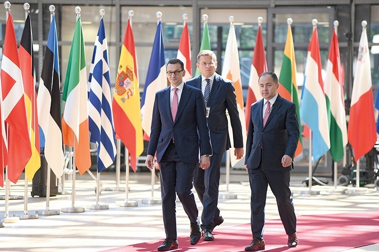 Premier Mateusz Morawiecki, przedstawiciel RP przy UE Andrzej Sadoś i wiceminister spraw zagranicznych Konrad Szymański w drodze na obrady szczytu UE w Brukseli.