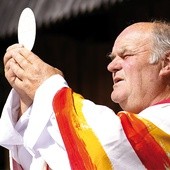 Ks. Stanisław Orzechowski podczas Mszy św. w Tatrach.