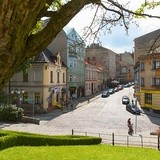 Miasto podzielono 28 lipca 1920 roku. Po czeskiej stronie znalazł się dworzec kolejowy, po polskiej: zabytkowa starówka, zamek, teatr, szkoły i kościoły.