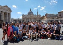 Pielgrzymi na pl. św. Piotra w Rzymie
