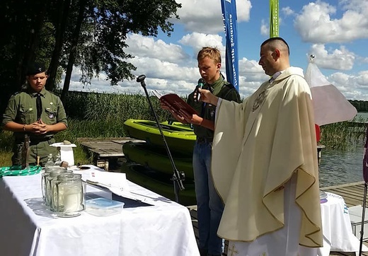 W czasie obozów harcerzom towarzyszy również wspólna modlitwa w czasie Mszy św., za które odpowiada ks. Daniel Rydz, kapelan świdnickiego hufca
