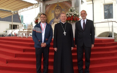Bp Piotr Turzyński z ks. Wojciechem Wojtyłą i prof. Andrzejem Nowakiem
