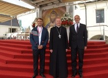 Bp Piotr Turzyński z ks. Wojciechem Wojtyłą i prof. Andrzejem Nowakiem