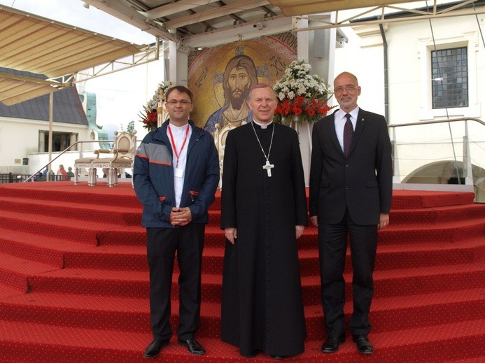 Bp Piotr Turzyński z ks. Wojciechem Wojtyłą i prof. Andrzejem Nowakiem