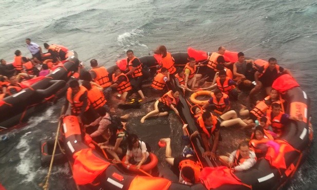 Co najmniej 10 osób nie żyje po zatonięciu statku z turystami