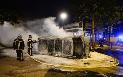 Przez trzecią noc w Nantes płonęły samochody i budynki