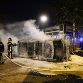 Przez trzecią noc w Nantes płonęły samochody i budynki