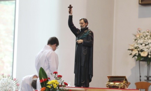 Relikwiarz i figura św. Andrzeja Boboli.