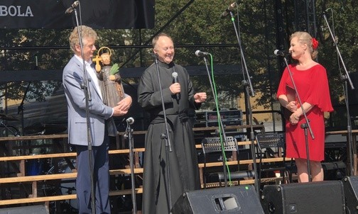 Burmistrz Marian Błachut poprosił o. Andrzeja Barana o poświęcenie figury św. Andrzeja Boboli dla Urzędu Miasta.