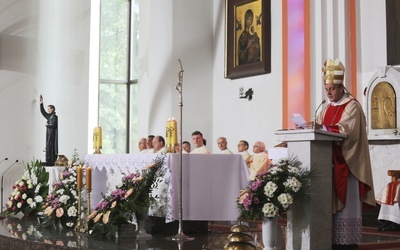 Bp Roman Pindel w czechowickim kościele św. Andrzeja Boboli.