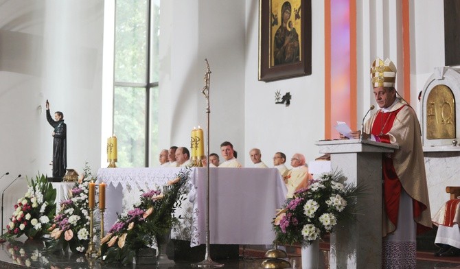Bp Roman Pindel w czechowickim kościele św. Andrzeja Boboli.