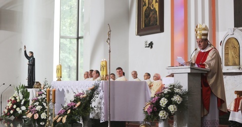 Bp Roman Pindel w czechowickim kościele św. Andrzeja Boboli.