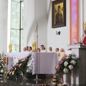 Bp Roman Pindel w czechowickim kościele św. Andrzeja Boboli.