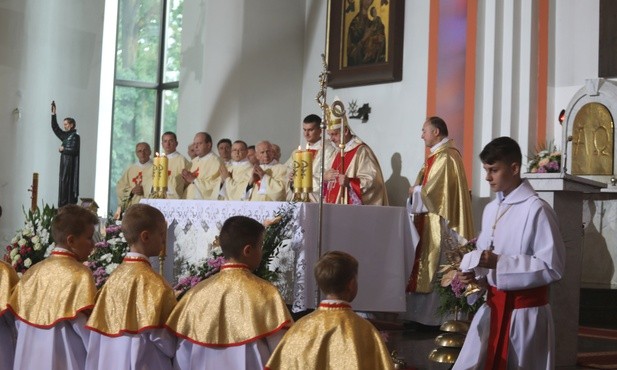 Na zakończenie Mszy św. zgromadzeni uczcili relikwie świętego.