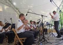 Radomska Orkiestra Wojskowa w muszli koncertowej
