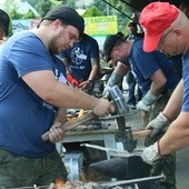 Prace na zadany temat wykonywali chętni kowale