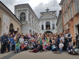 Uczestnicy rekolekcji w Wilnie przed kaplicą MB Ostrobramskiej