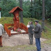 Kapliczkę ustawiono z inicjatywy Nadleśnictwa Kozienice