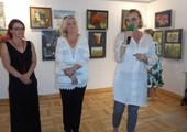 Elżbieta Raczkowska (w środku) podczas otwarcia wystawy w Bibliotece. Z prawej Anna Skubisz-Szymanowska, dyrektor placówki