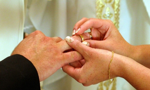 Księża przygotowujący pary do małżeństwa nie są wiarygodni
