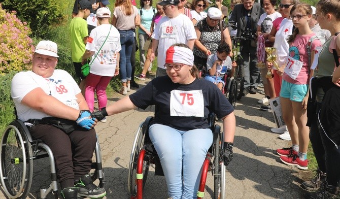Sportowy uścisk dłoni na zakończenie wyścigu... 