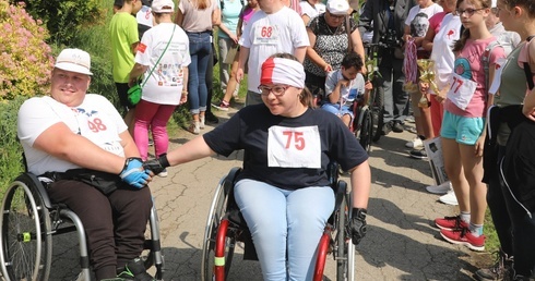 Sportowy uścisk dłoni na zakończenie wyścigu... 