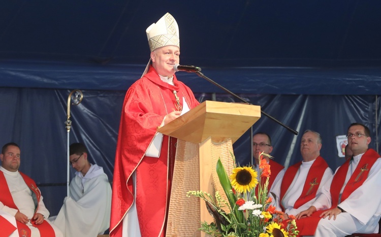 Bp Piotr Greger na Festiwalu Życia w Kokotku