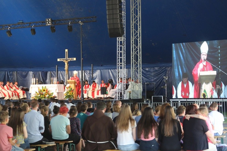Bp Piotr Greger na Festiwalu Życia w Kokotku