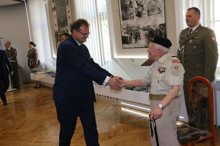 Wręczenie aktu awansu oficerskiego dla prof. Wojciechai Narębskiego