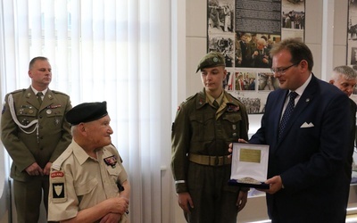 Wręczenie aktu awansu oficerskiego dla prof. Wojciechai Narębskiego