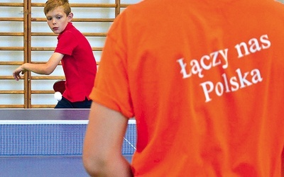 Sportowa rywalizacja, dzięki pijarom, zbliża kolejne pokolenia dzieci i młodzieży.