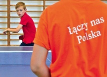 Sportowa rywalizacja, dzięki pijarom, zbliża kolejne pokolenia dzieci i młodzieży.