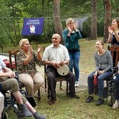 Droga do wyjścia z bezdomności bywa kręta. Ale przyjaciele ze wspólnoty pomagają małymi krokami iść  po niej z coraz większą odwagą.