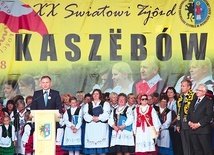 ▲	– Trwają, nie rozpłynęli się w polskim społeczeństwie, są razem, mówią cały czas swoim językiem, kultywują swoje stroje, swoją obrzędowość ludową – mówił o mieszkańcach regionu prezydent Duda.