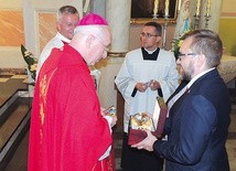 Bp Andrzej F. Dziuba i burmistrz Żychlina Grzegorz Ambroziak, który w darze złożył pamiątkowy kielich.