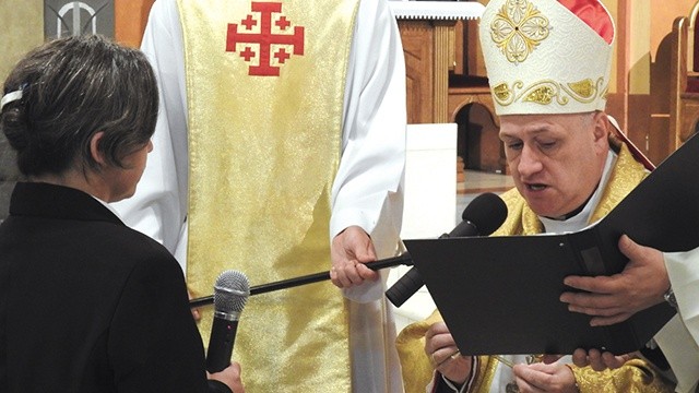 ▲	Biskup Piotr Greger pobłogosławił pierwszą wdowę konsekrowaną w naszej diecezji.