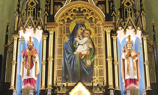 ▲	Szkaplerzna Madonna spogląda na wiernych z wysokości głównego ołtarza.