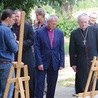 Biskupi Marcin Hintz i Jacek Jezierski oglądają wystawę poświęconą pracom wykonanym przy lapidarium.