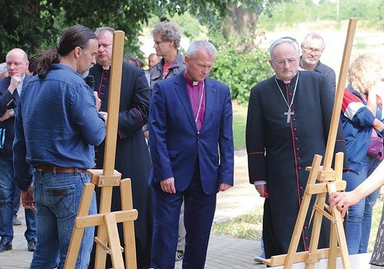 Biskupi Marcin Hintz i Jacek Jezierski oglądają wystawę poświęconą pracom wykonanym przy lapidarium.