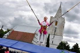 Dzieci najbardziej oblegały trampolinę.