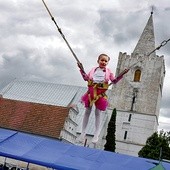 Dzieci najbardziej oblegały trampolinę.