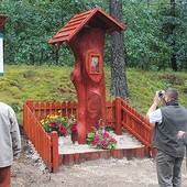 Z tablicy informacyjnej można dowiedzieć się,  co się tu wydarzyło.